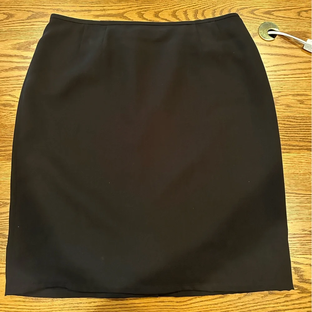 Le Suit Women’s Skirt Suit - Picture 5 of 7